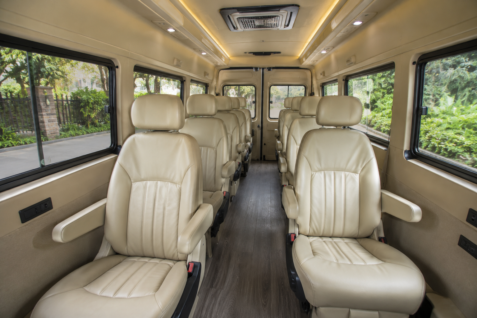 Luxury 9 Seater Maharaja Tempo Traveller Interior